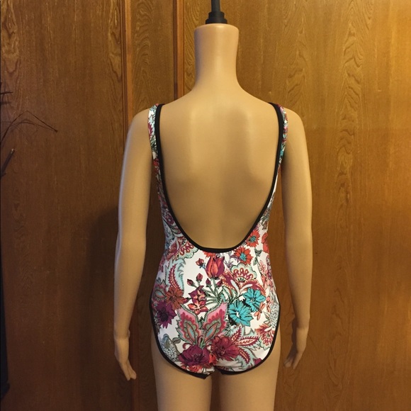 Gibson & Latimer One-Piece Swimsuit - Picture 4 of 8
